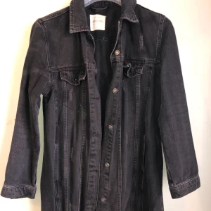 Jeansjacka  - Jättefin lång jeansjacka passar på nu t hösten. Frakt ingår ej 