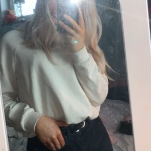 Sweatshirt  - Säljer denna beiga sweatshirt som har ett band längst ner. Köpt på vero Moda för 500 har jag för mig. Väldigt fint skick. Ink frakt 🥰