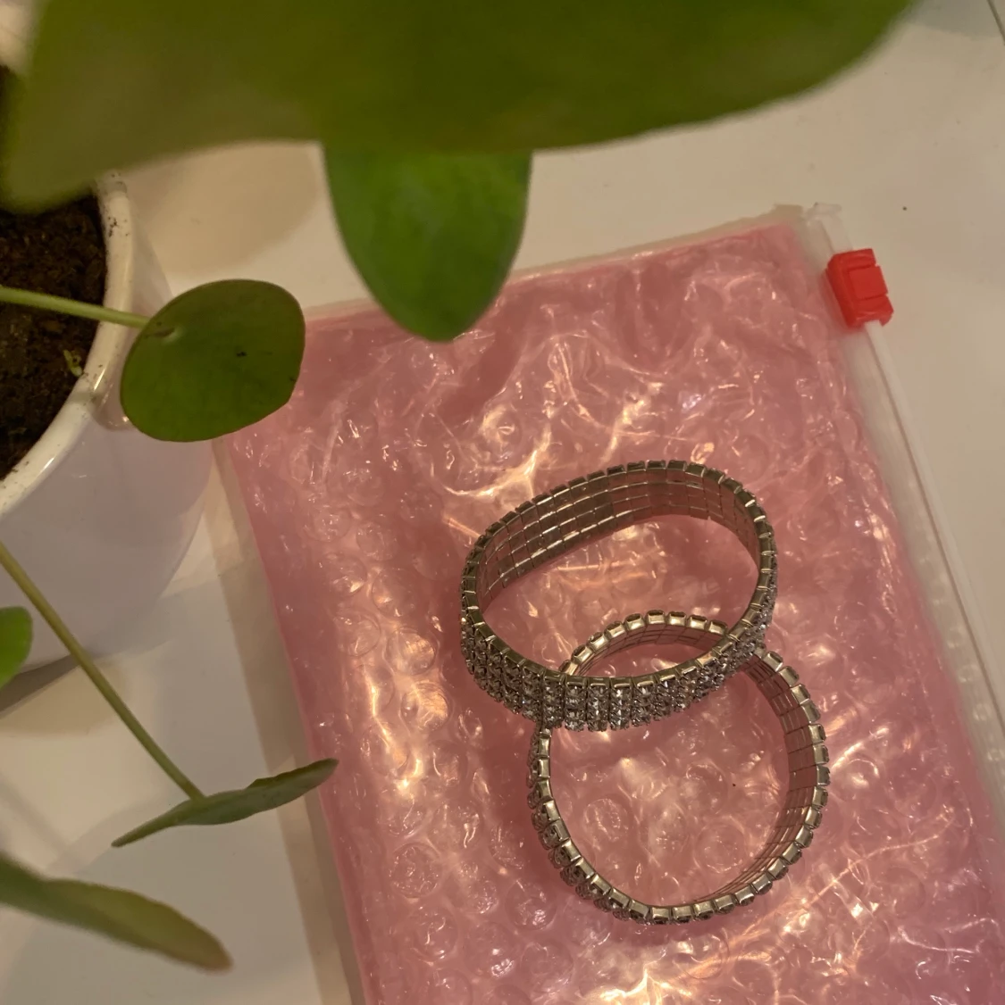 Glittrigt armbands set.