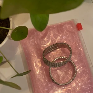 Glittrigt armbands set.  - Super fint armbands set för lyxiga dagar😊