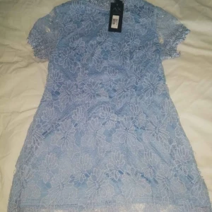 Spetsklänning NY - LJUSBLÅ spetsklänning i storlek L HELT NY! 