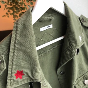 Jacka  - Fin militärgrön jacka med detaljer, lite kortare variant med fin passform. Passar storlekar mellan XS-M beroende på hur man vill att den ska sitta. 💚🧚🏽‍♀️ 