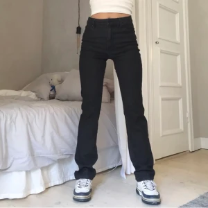 svarta jeans  - ett par snygga svarta jeans 