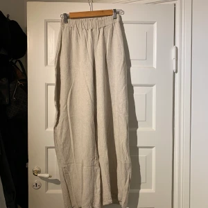 Linnebyxor från PrettyLittleThing i storlek S/36. - Avslappnande linnebyxor med snygg passform. Knappt använda så i bra skick. 164 inkluderad frakt.