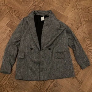  Kappa storlek 42 - Aldrig använd. Perfekt skick, säljer för den inte kommit till användning. Köpt på Hm. ganska varm, kan bäras året om.