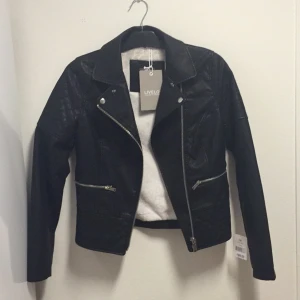  - Helt ny, oanvänd skinnjacka med fake päls inuti, i storlek 36.