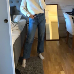 Levis jeans vida - Säljer mina superfina Levis jeans som tyvär inte kommer till användning! Köpta för någonstans runt 1200! Jag är 164 lång! Bara använda 3 gånger! Köparen står för frakt!💕