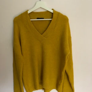 Fin gul stickad tröja  - Köpte denna på NAKD:s popup shop i mos, för ca tre år sedan. Säljer för den ej kommer till användning. 