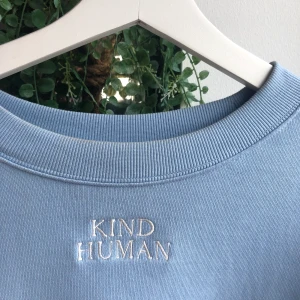 Sweatshirt  - ”Kind human”, så fin pastell blå färg lite oversized och i bra skick. Från Monki🧚🏽‍♀️🧚🏽‍♀️ 