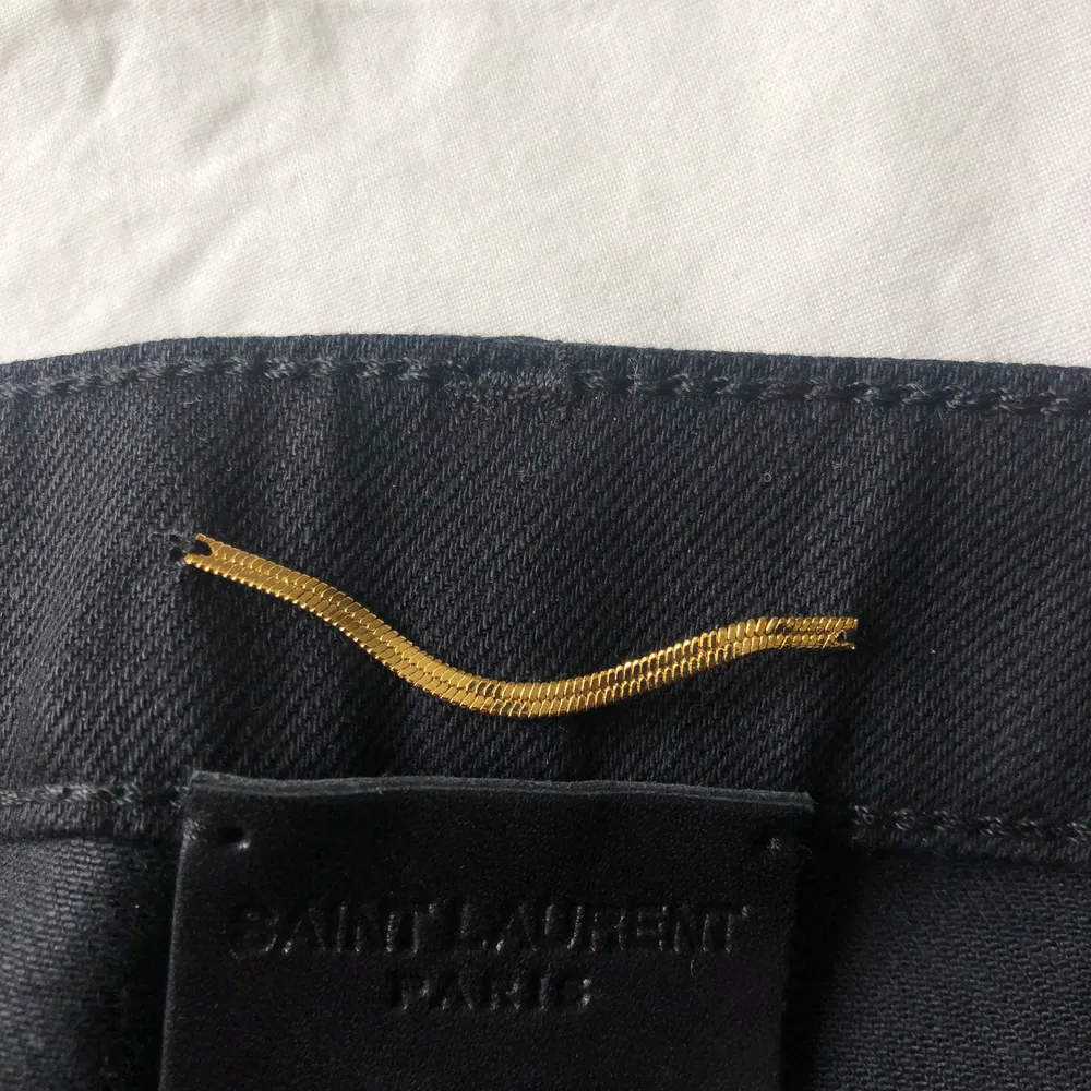 Säljer absolut snyggaste Saint Laurent jeansen!! Modellen heter ”washed black flared jeans”, lågmidjade och långa i benen, storlek 27/34. Extremt trendiga och passar till allt! Köpta på Natalie Schuterman i Stockholm, oanvända med tag kvar :). Jeans & Byxor.