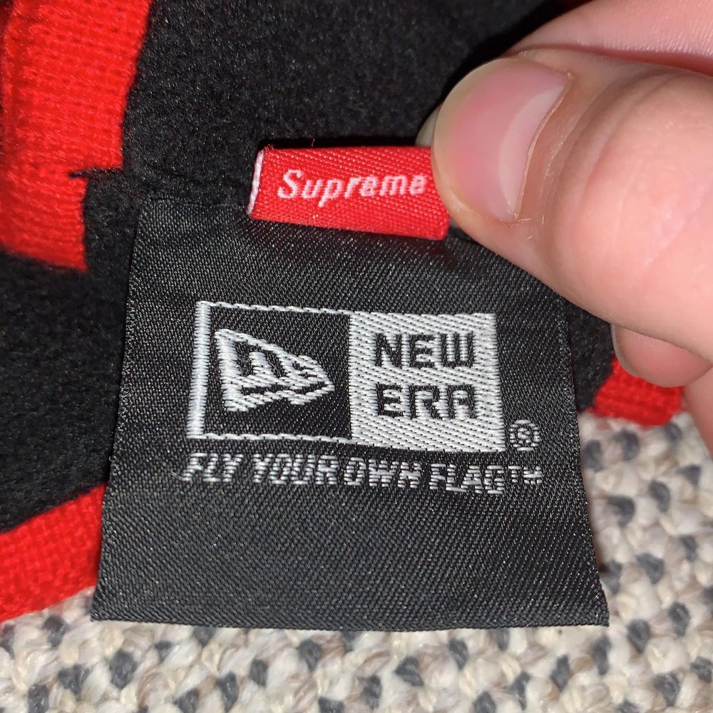 Supreme headband från FW18 droppet från supremes hemsida, detta är den ”icke-reflekterande” versionen, hyfsat skick, otroligt bra pris! Skriv till mig för frågor! BUD:150 BIN:250 Du står för frakten ifall det ska skickas!!!. Accessoarer.