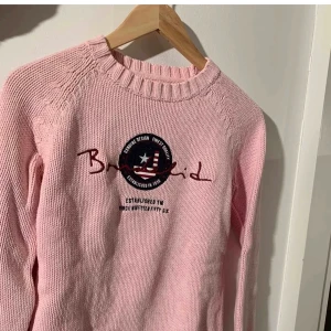 Kabelstickad bondelid - En super fin rosa kabelstickad bondelid! Den är hel och super skön!