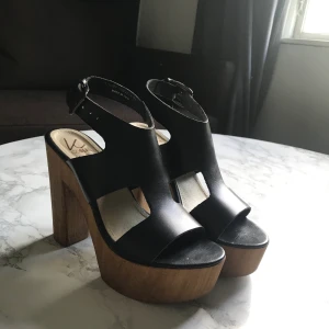 K.cobler skor - Storlek 37, dom är knappt använda och är i bra skick. Sitter skönt och säljer dom pga att jag växt ur dom. Start bud: 120 + frakt 63kr ungefär.