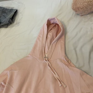 Smutsrosa hoodie - En rosa hoodie från hm