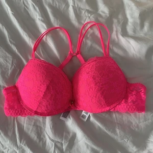 Rosa bh 75A - En fin bh från new yorker kostade runt 169 skulle jag tro. Aldrig använd då den är förstor, storlek 75A där med. Mitt pris 90+frakt