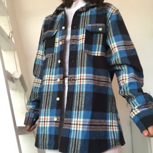 SkjortJacka - Tjockare skjorta från dressman. Använt den som jacka. Den är väldigt mysig men har tyvärr tröttnat på den. Inga skador eller defekter. Perfekt nu till hösten!!! Visas på en S men passar säker xs och M också beroende på hur man vill att den ska sitta