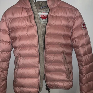 Colmar Jacka - Jag säljer nu min colmarjacka som är i ett använt skick, storlek 154 cm men passar xxs-xs själv är jag 170 cm och den passar. Den är även lite smutsig men går att tvätta. 