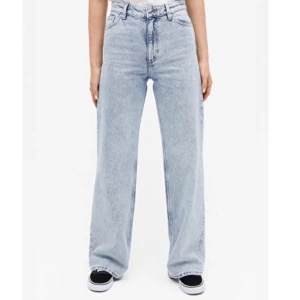 yoko jeans light blue - säljer dessa jättesnygga jeans från monki i modellen yoko, dem är i bra kvalitet och är super sköna. Frakten är ej inräknad och köparen står för frakt🦋