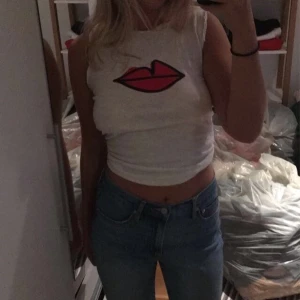 2000s Linne - Detta fina linne säljer jag! Den är väldigt 2000s och så fin att ha till ett par jeans