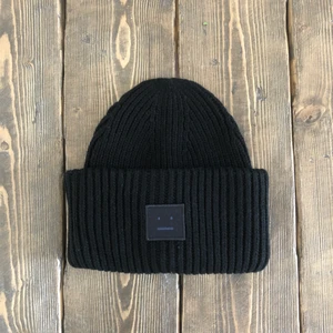 Acne Mösa, ”Pansy” - En välanvänd mössa i modellen Pansy från Acne! Fortfarande i bra skick. Priset som står är priset som gäller! 