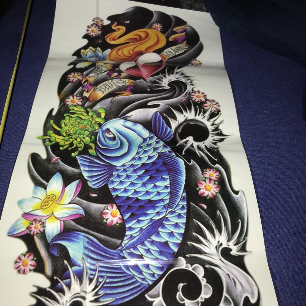 Säljer den här temporära tatueringen då jag inte fått användning av den, helt oöppnad! Jättefina detaljer och med en blå ’koi’ fisk. Som man kan se på bilden är tatueringen ungefär 47 cm lång, ca 15 cm bred. Frakt på 24 kr!. Övrigt.