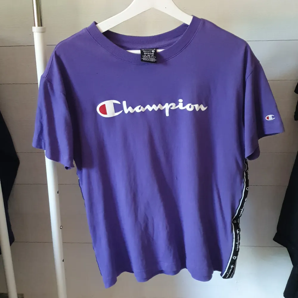 Lila champion T-shirt, knappt använd.. T-shirts.