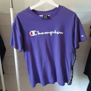 Champion T-shirt - Lila champion T-shirt, knappt använd.