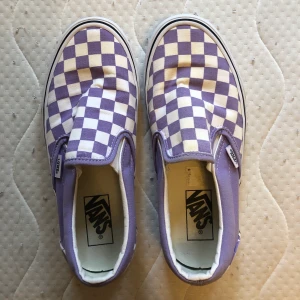 Vans  - Pastell lila vans. Använda fåtal gånger, så gott som nyskick. Meet up i Sthlm eller köparen står för frakt. 