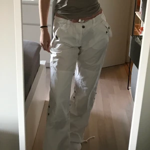 Byxor - Vita as snygga byxor köpta secondhand. Har en liten fläck på backsidan men den syns knappt. Storlek S-M beroende på passform.