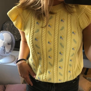 stickadtröja - Söt stickadtröja från zara, storlek L men sitter bra på mig som har S/M. +frakt☺️💞