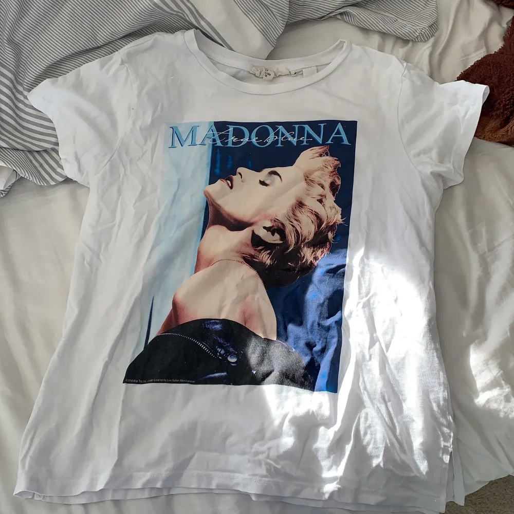Säljer denhär fina t-shirten med tryck på Madonna. T-shirts.