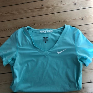 Turkos Nike tröja - Superfin Nike tröja i storlek m! Endast använd ett fåtal gånger. Nikemärket har några sprickor i sig som man ser på bilden men annars är den i nyskick😍