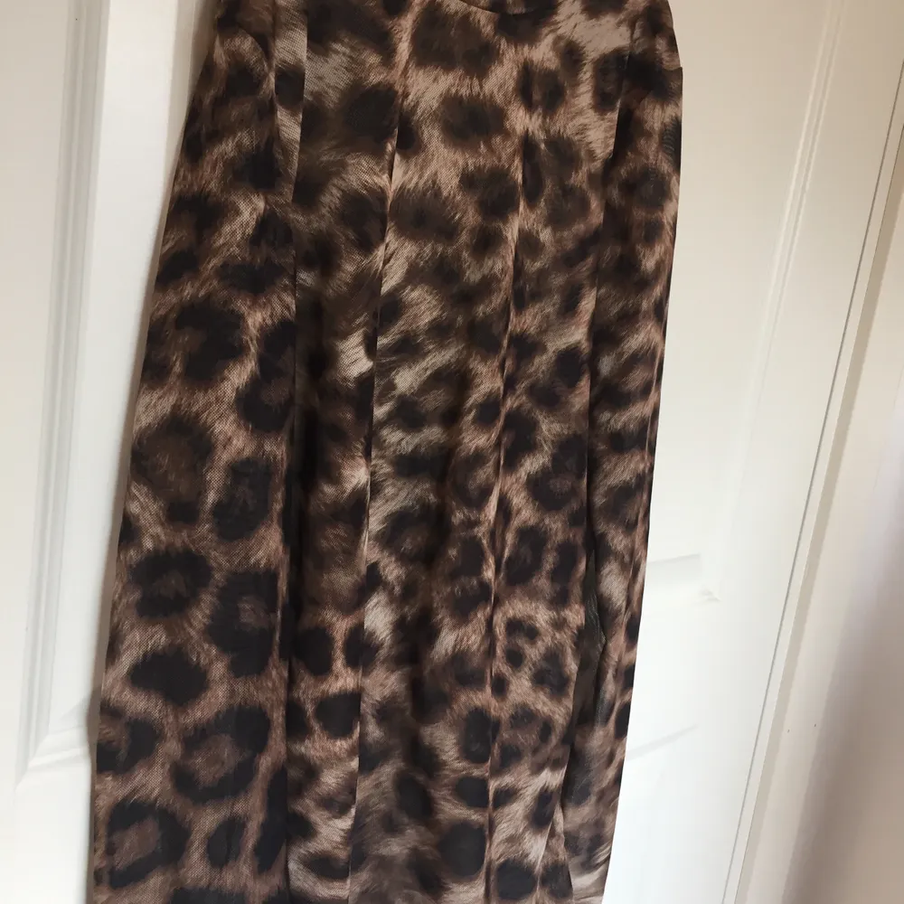 Väldigt snygg genomskinlig tröja med leopard mönster.                                                                Använd, men är i fint skick!💗 obs: första bilden visar passformen (inte exakt samma färg).               Buda. Blusar.