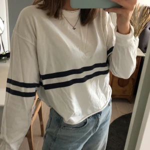 Brandy Melville tröja - Långärmad skön tröja i T-shirt material från brandy Melville. Lagom nu till hösten när det börjar bli lite kallare men ännu inte super kallt. Något skrynklig på bilderna men det är enkelt fixat! Kontakta mig för ytterligare bilder eller frågor