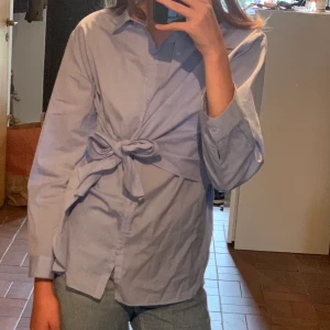 🛑Skjorta med knyte ZARA🛑 - Säljer denna skjorta från ZARA🔥. Köpte denna för flera år sedan men tyvärr har jag knappt fått någon användning av den. Tröjan är i toppskick och knappast använd. Tröjan är i storlek 152 men passar mig som är XS!