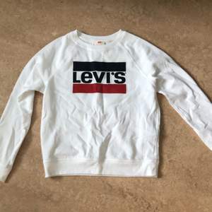 Säljer denna tröja från Levis då den aldrig riktigt varit min stil! Skönt material o nästan helt oanvänd!