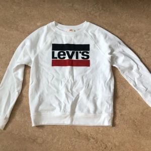 Levis tröja - Säljer denna tröja från Levis då den aldrig riktigt varit min stil! Skönt material o nästan helt oanvänd!