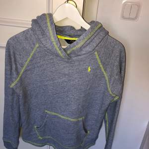Grå Polo Ralph Lauren hoodie med gula detaljer. Ficka fram. Aldrig använd. Strl XL 16 - sitter som S vuxen.