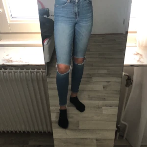 Blåa jeans med hål - Ett par blåa jeans med hål från bikbok och jag på bilden är 167cm. Möter helst upp nånstans men kan diskutera om de måste skickas (köparen betalar då frakten)