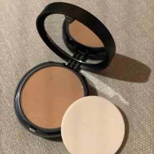 Bare minerals 16 - Naturlig puderfoundation (mineral) i färg ”sandstone 16” Lätt att lägga på med borste eller svampen som ingår (den är helt oanvänd) Köpte fel nyans och har bara provat den ett par gånger, så gott som nyskick! Nypris ca 300-350kr