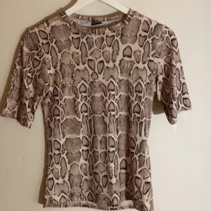 Ormönstad tshirt - Säljer denna ormönstrade t-shirt, knappt använd, jättebra skick. Säljer för 50 kr + FRAKT 🤎