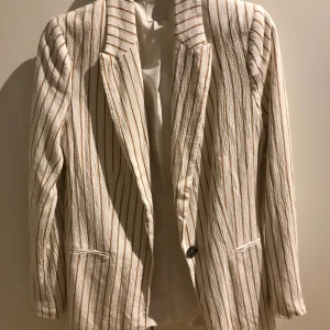 Kavaj säljes i stl 38 - Säljer denna fina fräscha kavaj pga ingen användning. 🤍