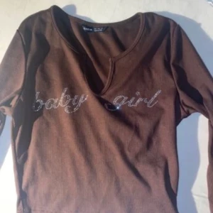 Brun trendig tröja - Brun baby girl tröja, säljer då jag tyckte pärlorna blev för mycket. Startbud 100kr buda med minst 10 kr