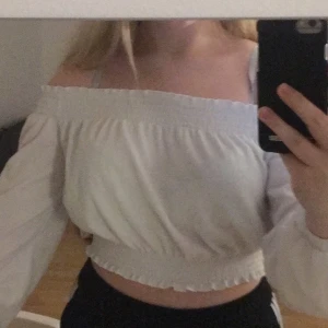 Vit topp  - En vit topp från h&m i storlek S. Använt rätt så mycket men är i bra skick. Säljs för den inte kommer till användning längre 
