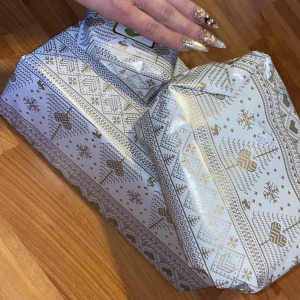 Paket utskick - Mer paket utskick. Ska snart åka och posta mer paket, de kommer inte skickas idag men posten kommer att ha de idag tills de ska åka igen, vill du ha med något till posten idag är de bara skriva, allt ska bort ✨✨✨