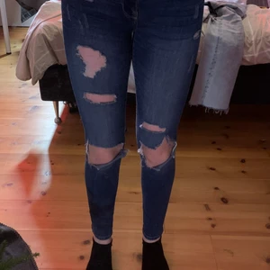 Jeans  - Säljer dessa jeans från lager 157 för använder dem inte. De passar mig som är 176 cm. 
