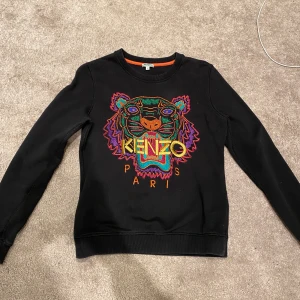 Kenzo långarmad tröja - Nypris 2000 och jag säljer denna långarmad äkta  kenzo tröjan pågrund av att den inte kommer till användning längre. Tröjan är storlek M men passar även S. Pris kan diskuteras! 😊