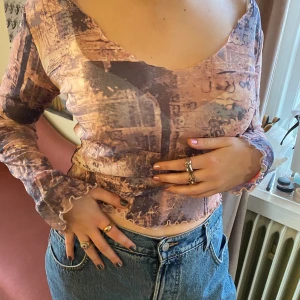 Trendig y2k mesh top  - Trendig mesh top i y2k stil!! Passar många olika storlekar beroende på hur man vill den ska sitta❤️ Plagget är second hand men i bra skick, det är också omsytt, därav priset! Köparen står för frakt❣️ BUDA PRIVAT