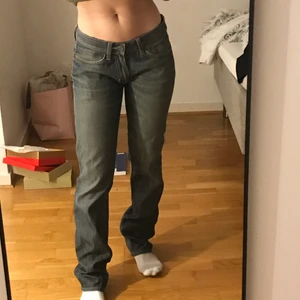 Lågmidjade acne jeans - Lågmidjade jeans från Acne i storlek 29/32, visas på mig som är 158cm i storlek xxs/xs i byxor. Är i en tvättad mörkade blå/grå färg. Kan både fraktas eller mötas 💗