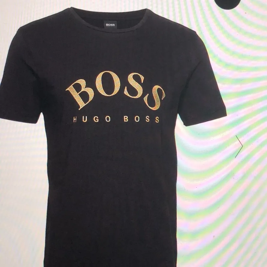 Simpel hugo boss t-shirt, matchar till allt                                  Originalpris - 700kr (pris kan alltid diskuteras!) . T-shirts.